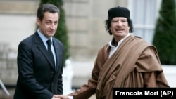 Nicolas Sarkozy Liviyanın keçmiş lideri Muammar Qaddafi-ni salamlayır, 10 dekabr, 2007-ci il