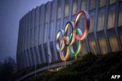 Олімпійські кільця біля входу в Олімпійський дім у Лозанні, 9 грудня 2025 року