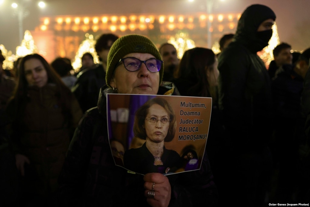 Një protestues mban një poster në mbështetje të gjyqtares Raluca Moroseanu, 11 dhjetor 2025.