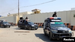 პაკისტანის პოლიცია ქალაქ ყარაჩიში იცავს აშშ-ის საკონსულოს შენობას. 2026 წლის 1 მარტი