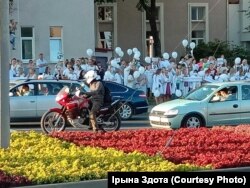 Ланцуг салідарнасьці мэдыкаў у Лідзе на пачатку пратэстаў. Тады на акцыі выходзілі многія мэдыкі гораду ў белых халатах