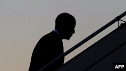 Барак Обама поднимается на борт президентского самолета в аэропорту "Пулково"