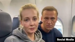 Алексей Навальный с женой в самолёте