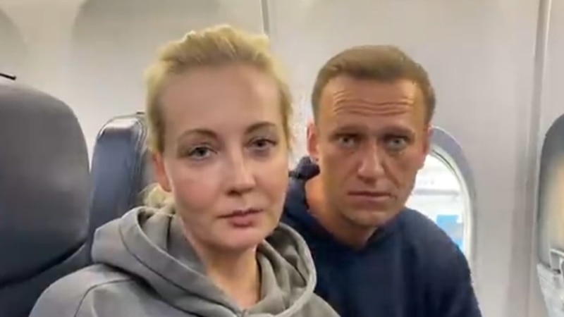 Российский оппозиционер Алексей Навальный прилетел в Москву 