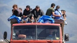 Izbjeglice iz Nagorno-Karabaha voze se na kamionu koji stiže u pogranično selo Kornidžor u Armeniji, 27. septembra.