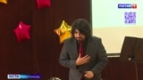 Певец из Чили Игнасио Гомез Урра во время выступления в севастопольской школе №45. Скриншот кадра видеорепортажа телеканала «Вести Севастополь»