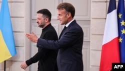 Ukrainian President Volodymyr Zelenskyy and French President Emmanuel Macron arrive at a press conference in Paris on September 4.