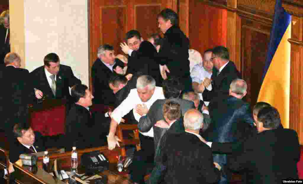 Бійка у Верховній Раді, 16 грудня. Депутати від коаліції в такий спосіб намагалися розблокувати трибуну.