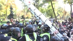 Націоналісти намагалися знести пам'ятник Ватутіну у Києві – відео