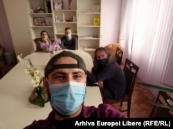 Sergiu Culeac si alti colegi de la Europa Libera la vaccinare