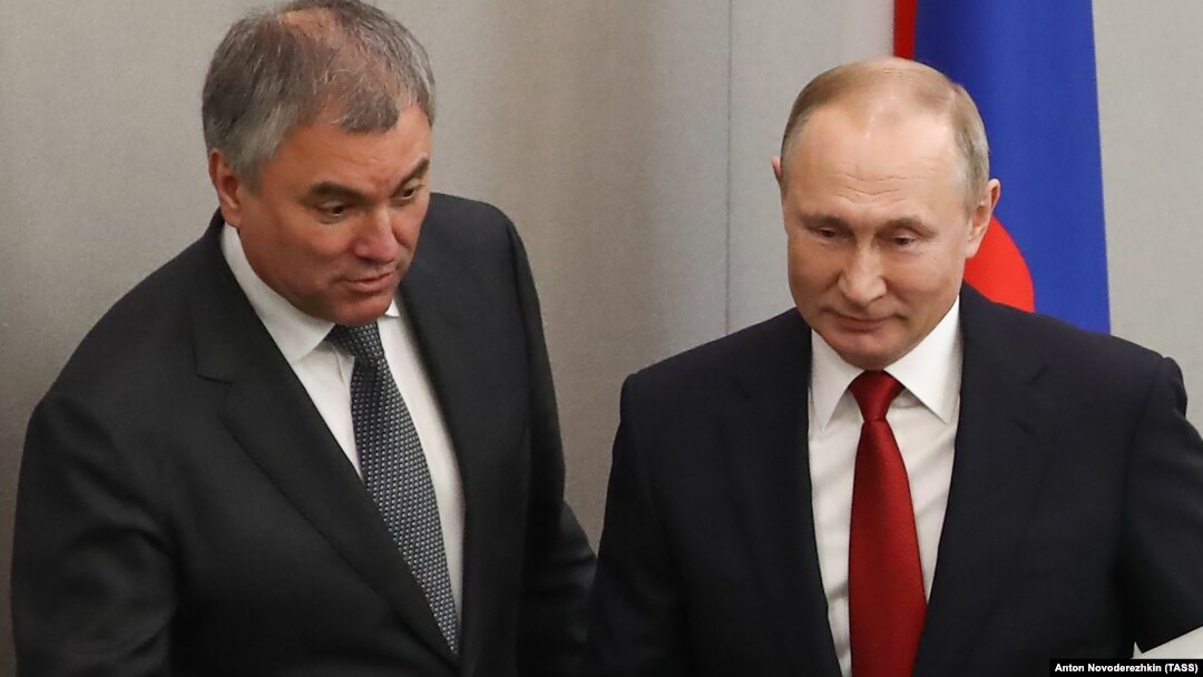 Откако нацрт-законот беше усвоен од Долниот дом на рускиот парламент, претседателот на Думата, Вјачеслав Володин (лево) рече дека веднаш ќе ја потпише резолуцијата и ќе му ја испрати на претседателот Владимир Путин на разгледување. (фотографија од датотека)