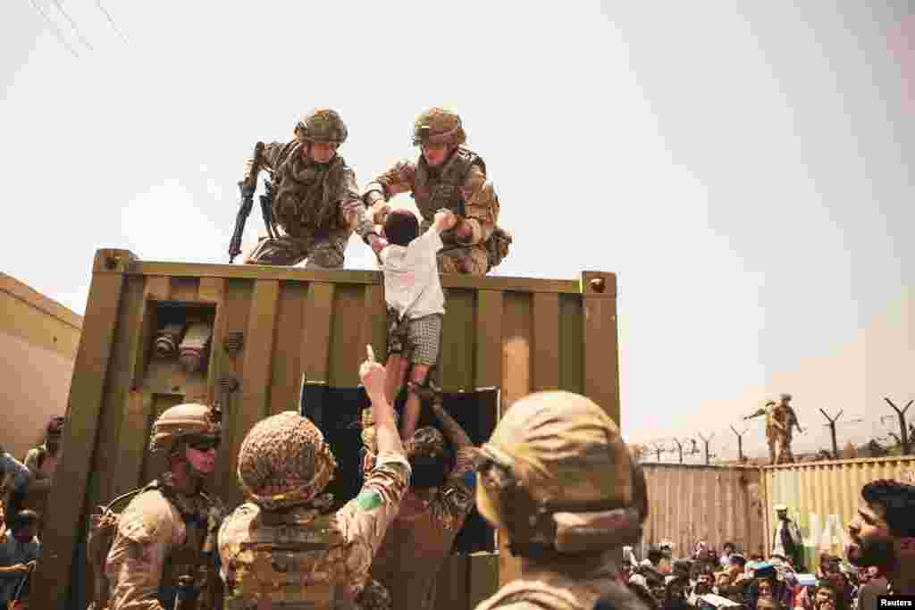 Forcat amerikane, britanike dhe ato turke shihen duke bashkëpunuar për të shpëtuar një djalosh të vogël në zonën e evakuimit në Kabul.