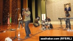 4-nji iýulda “Şamar Allen we Anderdougz” Türkmenistanyň Medeni merkeziniň Mukamlar köşgünde açyk konsert bilen çykyş etdi.