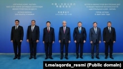 Қазақстан президенті Қасым-Жомарт Тоқаев (ортада) Орталық Азия елдері мен Қытайдың ішкі істер министрлерімен бірге тұр. Астана, 18 мамыр, 2026 жыл.