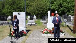 Зоран Заев и Кејт Мери Брнс пред спомен плочата на петмината американски пилоти во Вратница, Тетовско