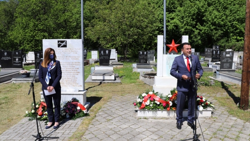 Заев и Брнс се поклонија пред споменикот на петмина американски пилоти