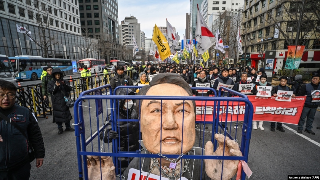 Yoon Suk-yeol a fost deferit justiției după încercarea de impunere a legii marțiale le începutul lui decembrie. 