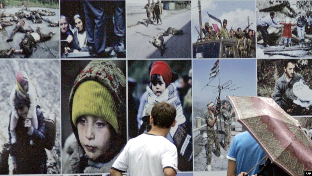 Gürcüstan-Rusiya müharibəsinə həsr olunmuş stend, Tbilisi, 7 avqust 2009 