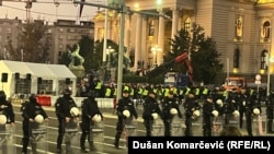 Policija razdvaja dva skupa ispred Skupštine Srbije, 5. novembar 2025.