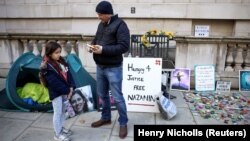Richard Ratcliffe stands next to his daughter Gabrielle during his hunger strike outside the Foreign, Commonwealth and Development Office in London on October 25.