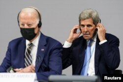 Az aktivisták szerint „tompán szólt” Joe Biden klímabeszéde. Viszont az elnök meghirdette metáncsökkentő programját, amelyhez több tucat ország csatlakozott. Joe Biden mellett (jobbra) John Kerry amerikai klíma-különmegbízott. Glasgow, 2021. november 1.