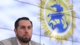 Aleksandr Ionov, agentul rus care a fondat ONG-ul moscovit numit Mișcarea Anti Globalizare, a fost tot timpul în contact cu supervizorii de la din serviciul federal de informații al Rusiei, FSB, după cum arată log-urile chat-urilor din dosarul din instanța americană. 