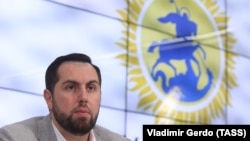 Aleksandr Ionov, agentul rus care a fondat ONG-ul moscovit numit Mișcarea Anti Globalizare, a fost tot timpul în contact cu supervizorii de la din serviciul federal de informații al Rusiei, FSB, după cum arată log-urile chat-urilor din dosarul din instanța americană. 