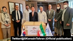 This photo of South Korean Ambassador Yun Kang-hyeo presenting Tehran’s Atieh hospital with a box of 2,000 face masks provoked a backlash.