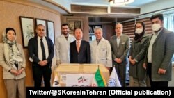 Ambasadori i Koresë Jugore, Yun Kang-hyeo, shihet me stafin e një spitali në Iran, pas dorëzimit të maskave mbrojtëse kundër koronavirusit.