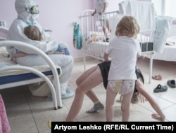 Children play in their hospital room.