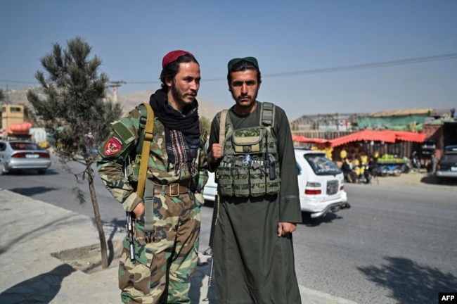 Talibanski borci patroliraju ulicom u Kabulu 2. novembra 2021.