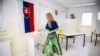 Një grua duke e hedhur votën në rundin e dytë të zgjedhjeve presidenciale sllovake më 6 prill në Rovinka, Sllovaki.