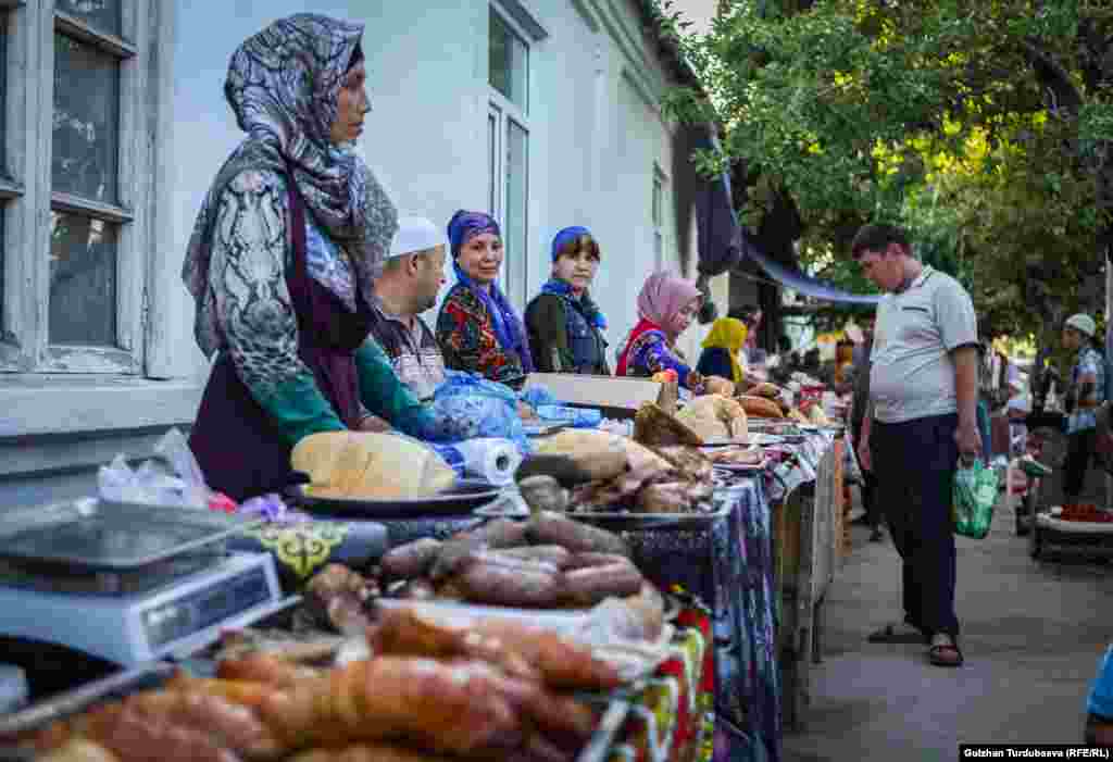 Сатуучулар тамак-ашын бүгүн гана жасаганын, даамына жетип бышканын айтып, кардар чакырат.&nbsp;&nbsp;