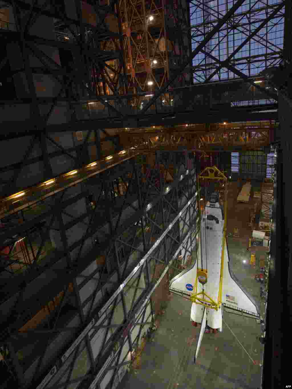 Касьмічны карабель "Атлянтыс", падвешаны ў Касьмічным цэнтры імя Кенэдзі на мысе Канавэрал у штаце Флорыда. "Атлянтыс" рыхтуюць да апошняга заплянаванага палёту 14 траўня.