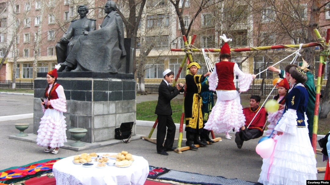 This group of students got into Kozy Korpesh and Bayan Sulu Day, dressing in Kazakh national costumes at the invitation of the Dostoyevsky museum in Semei on April 17. (Photos courtesy of Tatiana Titaeva.)