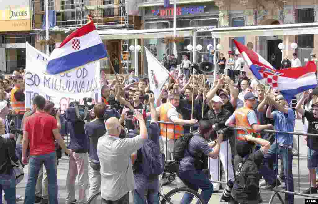 Antigay parada u Zagrebu, 19. jun 2010. FOTO: ZOOMZG - Ovogodišnja manifestacija, koja je održana pod sloganom "Hrvatska to može progutati", okupila je oko 600 učesnika koji su došli da podrže pravo homoseksualaca na različitost. Povorku, koja je šetala ulicama Zagreba, obezbjeđivalo je oko 200 policajaca, 20-ak kombija i desetak automobila. Na Trgu bana Jelačića povorka se susrela sa predstavnicima Hrvatske čiste stranke prava, koji su organizovali kontraskup, ali nije došlo do fizičkih sukoba.