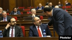 Armenia -- Prime Minister Nikol Pashinian (C) and members of his government attend a question-and-answer session in the parliament, Yerevan, March 6, 2019.