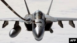 Pamje e bombarduesit amerikan të tipit F/A-18E Super Hornet gjatë furnizimit me karburant në fluturim