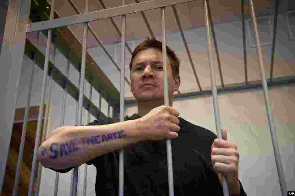 British Greenpeace activist Anthony Perrett sends a message prior to his bail hearing at the Murmansk Octyabr district court. (AFP/Greenpeace International.Dmitry Sharomov)