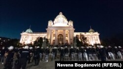 Protesti u Beogradu: Demonstranti, oklopna vozila i žandarmerija