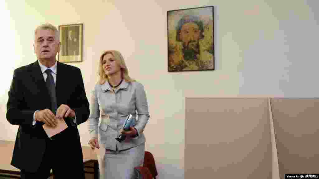 Predsednički kandidat Srpske napredne stranke Tomislav Nikolić sa suprugom na glasačkom mestu