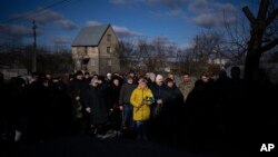 Një funeral në fshatin Tarasivka, afër Kievit, në Ukrainë.