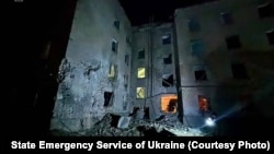 Здание, поврежденное в результате удара российского беспилотника в Сумах, 6 августа 2026 года