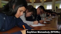 Участники акции «Общенародный диктант». Алматы, 14 ноября 2018 года.