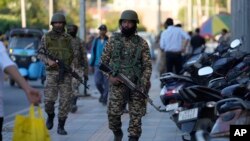 Hindistan əsgərləri Kəşmirdəki Şrinaqar bazarında patrul çəkirlər.