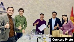 «Азаттык» радиосунун командасы «Quiz Night» оюнунда. 2020-жылдын 24-декабры.