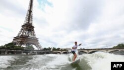 Një sportist duke garuar në lumin Sena në Paris.