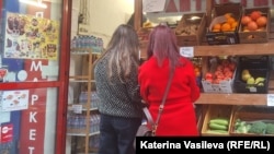  Клиенти пред дребен магазин в София, 5 януари 2026 година 