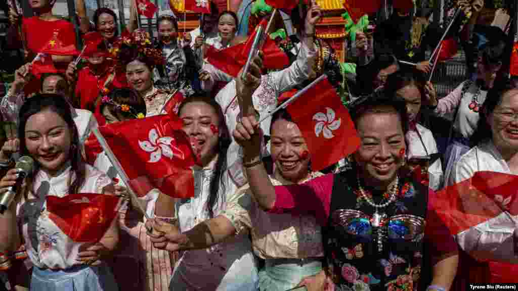 Kína-barát hongkongiak&nbsp;2024. október 1-jén.&nbsp;Hongkong kedden több mint négyszáz rendezvénnyel, utazási és éttermi kedvezményekkel ünnepelte a Kínai Népköztársaság megalapításának 75. évfordulóját