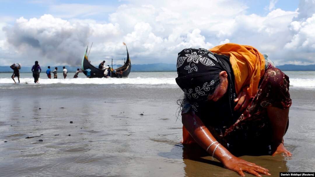 Pripadnica manjine Rohindža na plaži nakon prelaska iz Mjanmara u Bangladeš, fotoarhiv